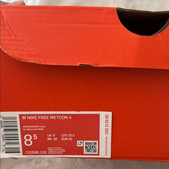 Nike White and Orange Athletic Shoes Sleek Design - Picture 4 of 4